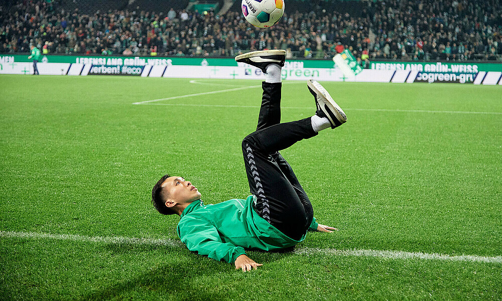 Phat Freestyle showed off his skills during the half-time break of Werder's home game against Frankfurt (Photo: Heidmann).