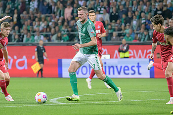 Marvin Ducksch runs with the ball at his feet