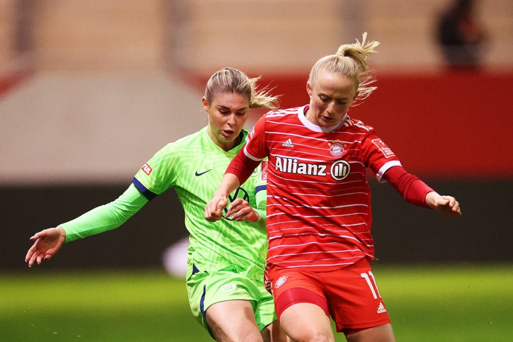 FC Bayern Muenchen v VfL Wolfsburg - FLYERALARM Frauen-Bundesliga