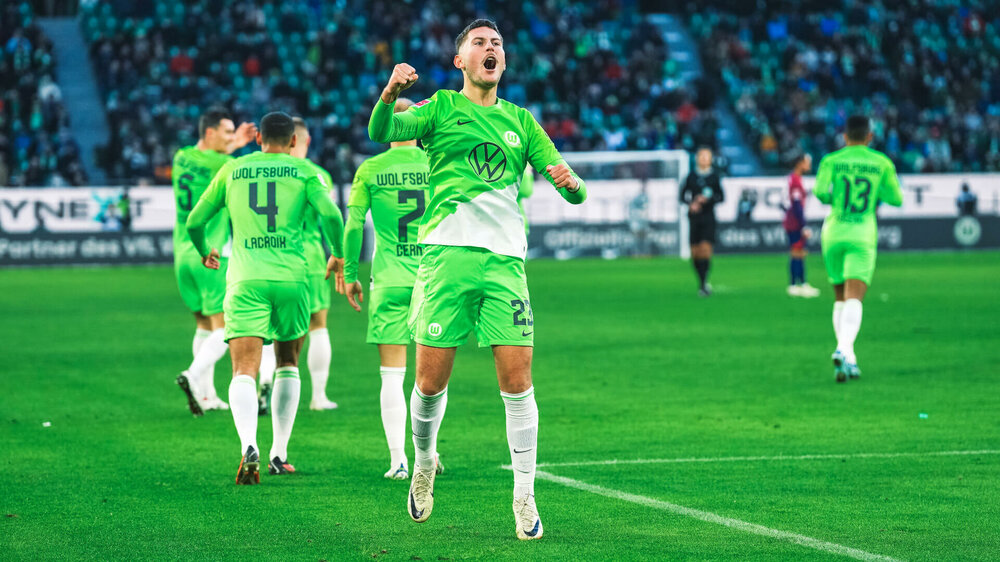 VfL Wolfsburg-Spieler Jonas Wind jubelt nach einem Tor.