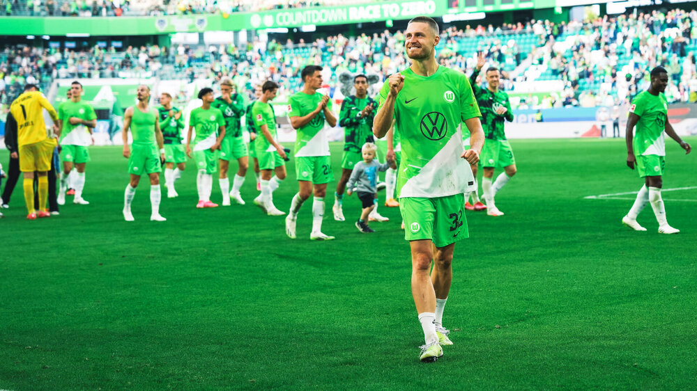 Der VfL-Wolfsburg-Spieler Mattias Svanberg läuft jubelnd auf dem Spielfeld.