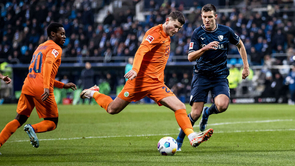 VfL-Wolfsburg-Spieler Jonas Wind bei einem Torschuss gegen den VfL Bochum am 13. Spieltag der Bundesliga.