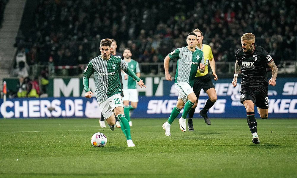 Romano Schmid on the ball in the home game against FC Augsburg.