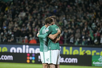 Niklas Stark and Marvin Ducksch hugging.