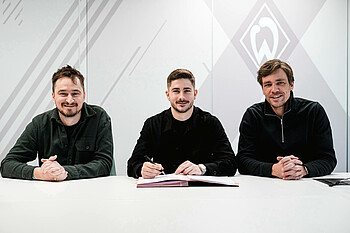 Johannes Jahns, Romano Schmid and Clemens Fritz at the signing of the contract.