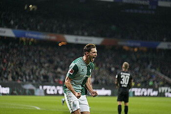 Niklas Stark celebrates his goal