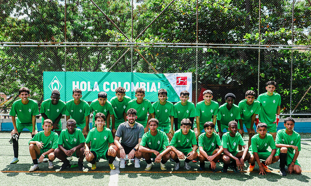 The players pose together for a team photo (W.DE).