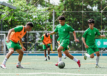 The young people playing football (Photo: W.DE).