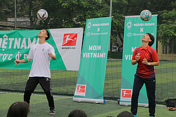 Phat Freestyle and former Vietnam women's international Thông Tin Cá Nhân in a keepy-uppy competition (Foto: W.DE).