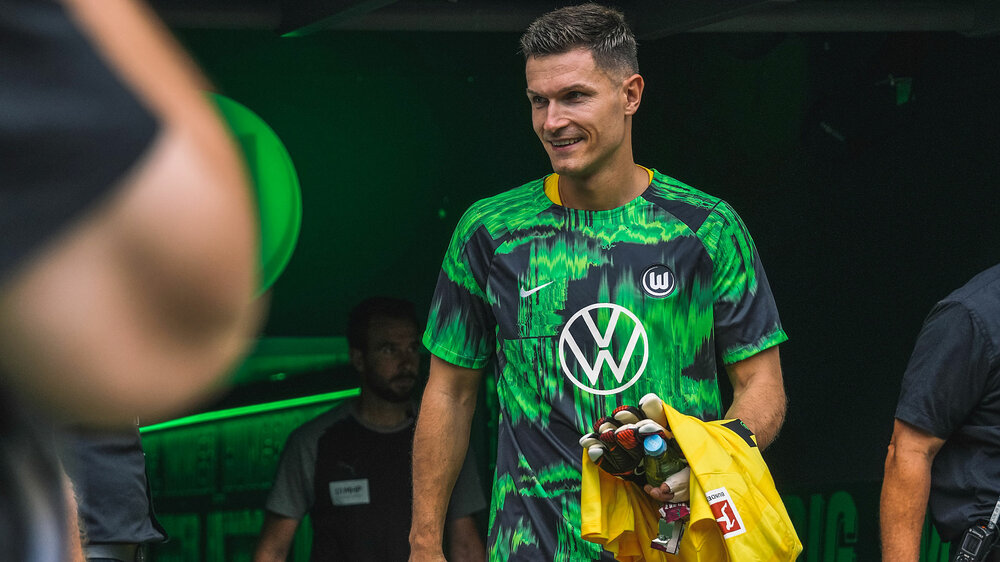 Pavao Pervan, Torwart vom VfL Wolfsburg, betritt aus dem Spielertunnel in die Volkswagen Arena.