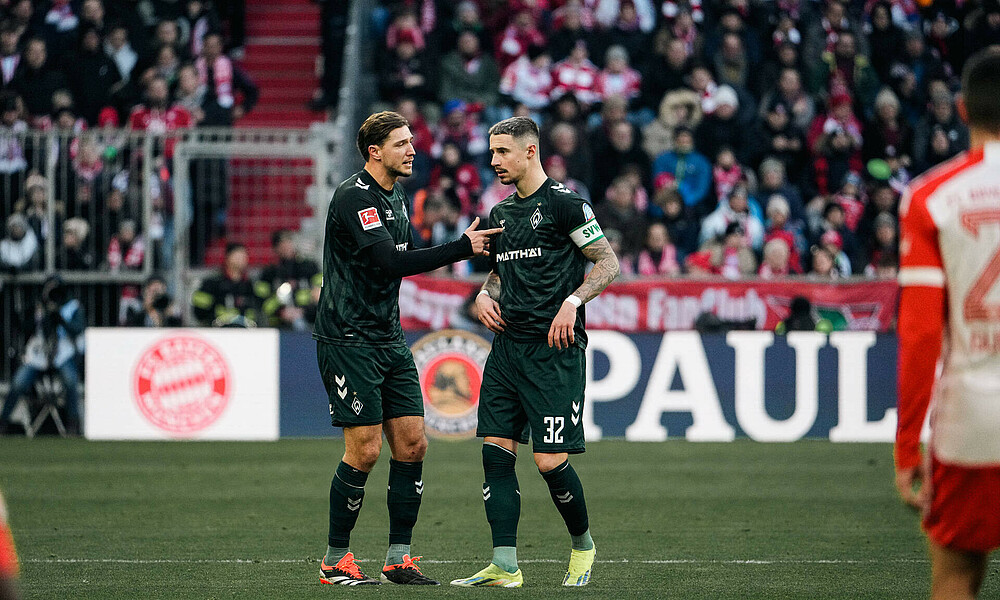 Marco Friedl talks to Niklas Stark during the game against FC Bayern