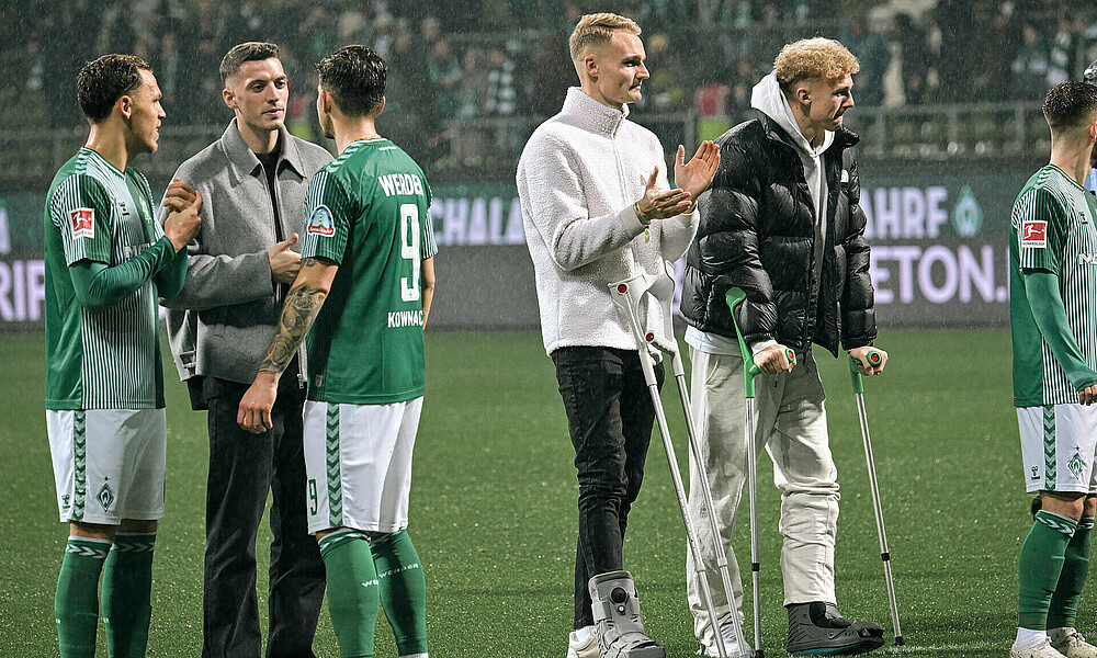 Amos Pieper on crutches at the home game against Leipzig.