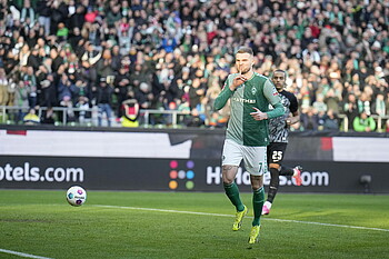 Marvin Ducksch celebrating scoring his penalty against Freiburg.