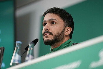 Leonardo Bittencourt in front of the microphone.