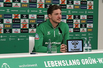 Niklas Stark at the microphone.