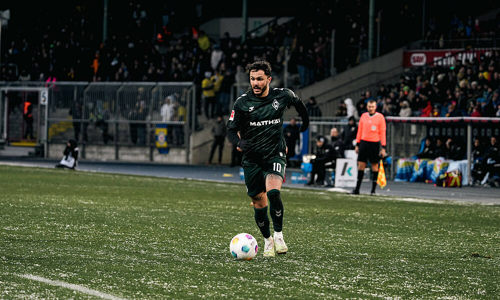 Leonardp Bittencourt running with the ball at his feet.