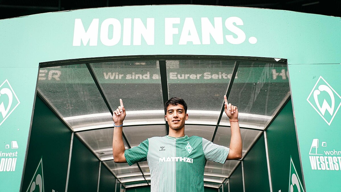 Julián Malatini poses in the tunnel with the words 'Moin Fans'.