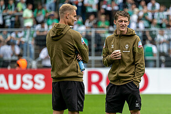 Amos Pieper and Jens Stage on the pitch.