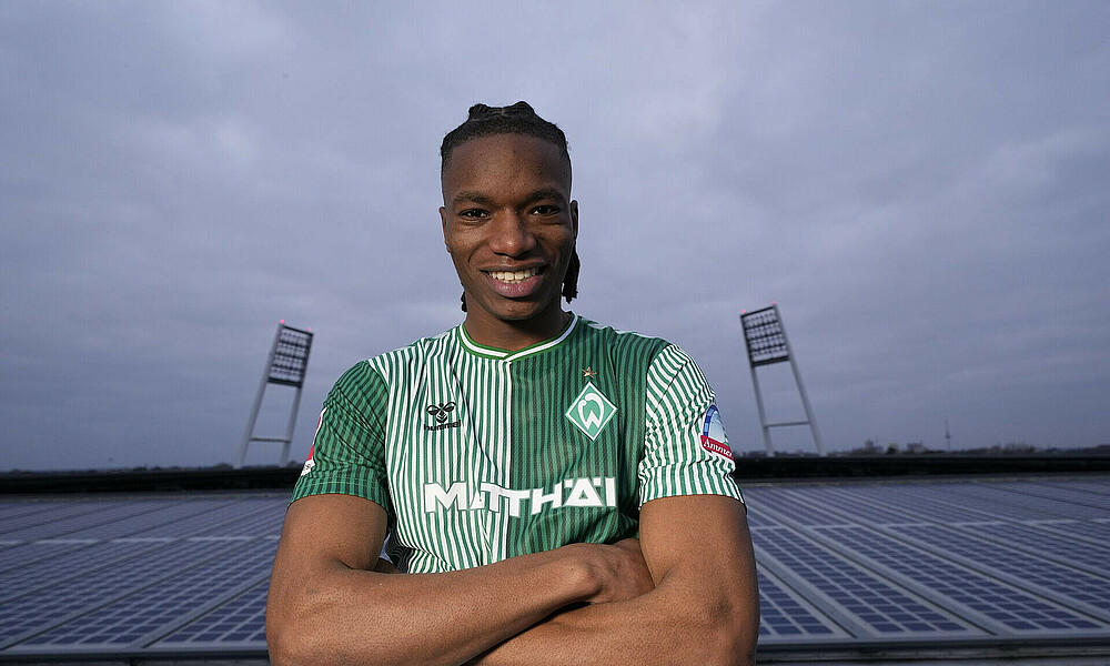 Skelly Alvero in a Werder shirt.