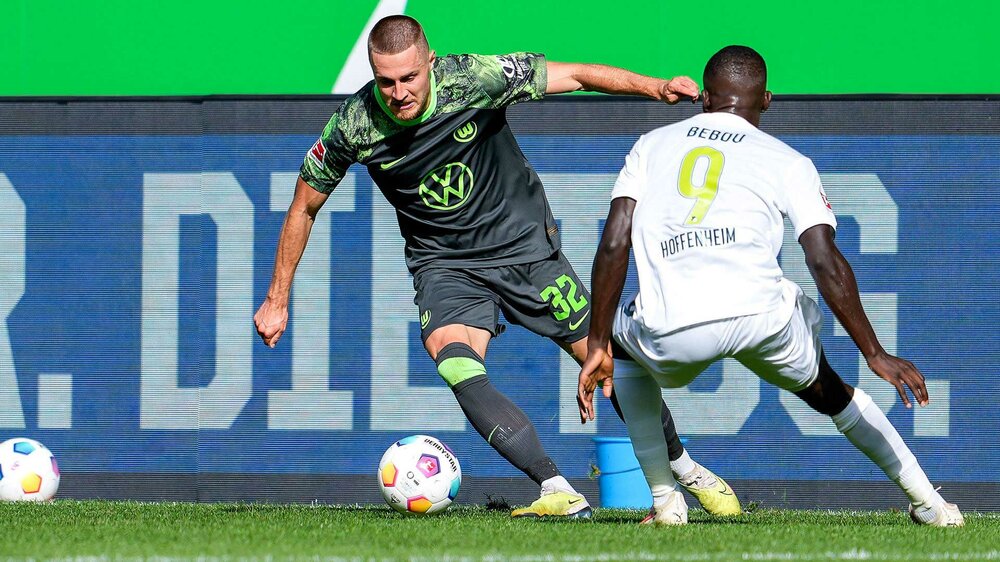 VfL-Wolfsburg-Spieler Mattias Svanberg im Zweikampf mit einem Spieler der TSG Hoffenheim.