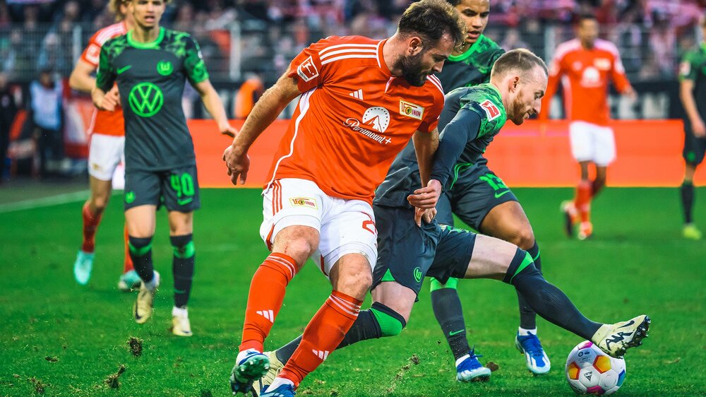 VfL-Wolfsburg-Spieler Maximilian Arnold im Zweikampf mit einem Gegenspieler.