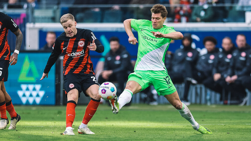 VfL-Wolfsburg-Spieler Kevin Behrens im Zweikampf mit einem Gegenspieler.