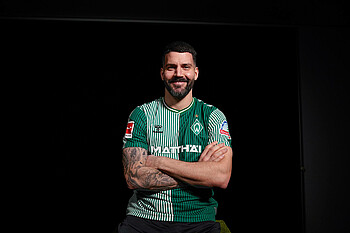 Anthony Jung crossing his arms in a Werder Shirt.