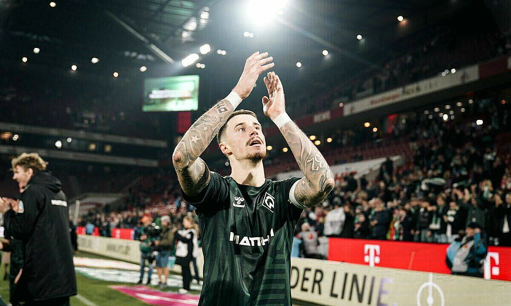 Marco Friedl clapping the fans.