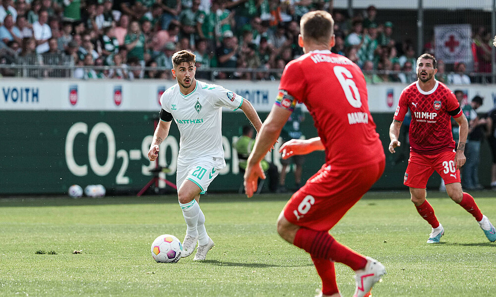 Romano Schmid running with the ball, with a Heidenheim player in the background.