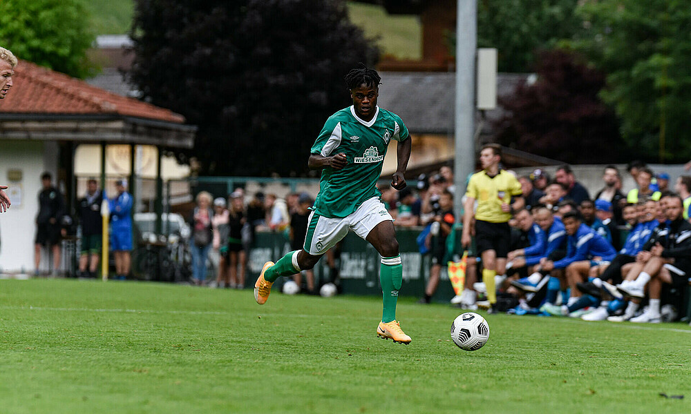 Abdenego Nankishi running with the ball.