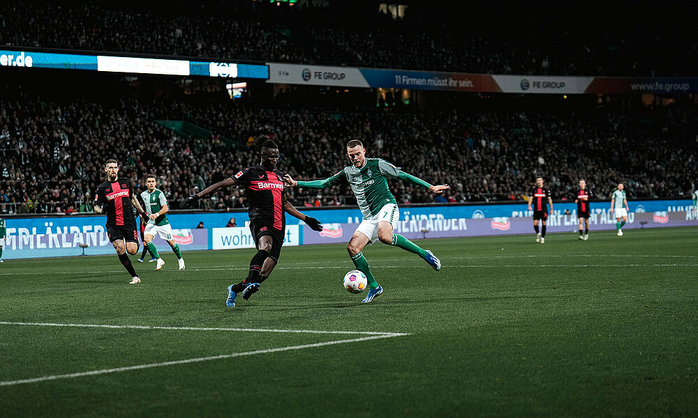 Marvin Ducksch tackling a Leverkusen player.