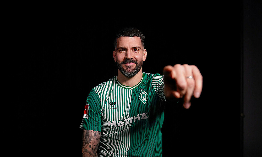 Anthony Jung in a Werder shirt pointing his finger.