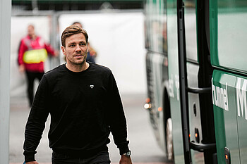 Clemens Fritz walks alongside the team bus.