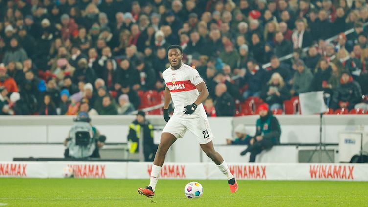 vfb-fc-augsburg-2324-dan-axel-zagadou-am-ball_00000_frz_752x423