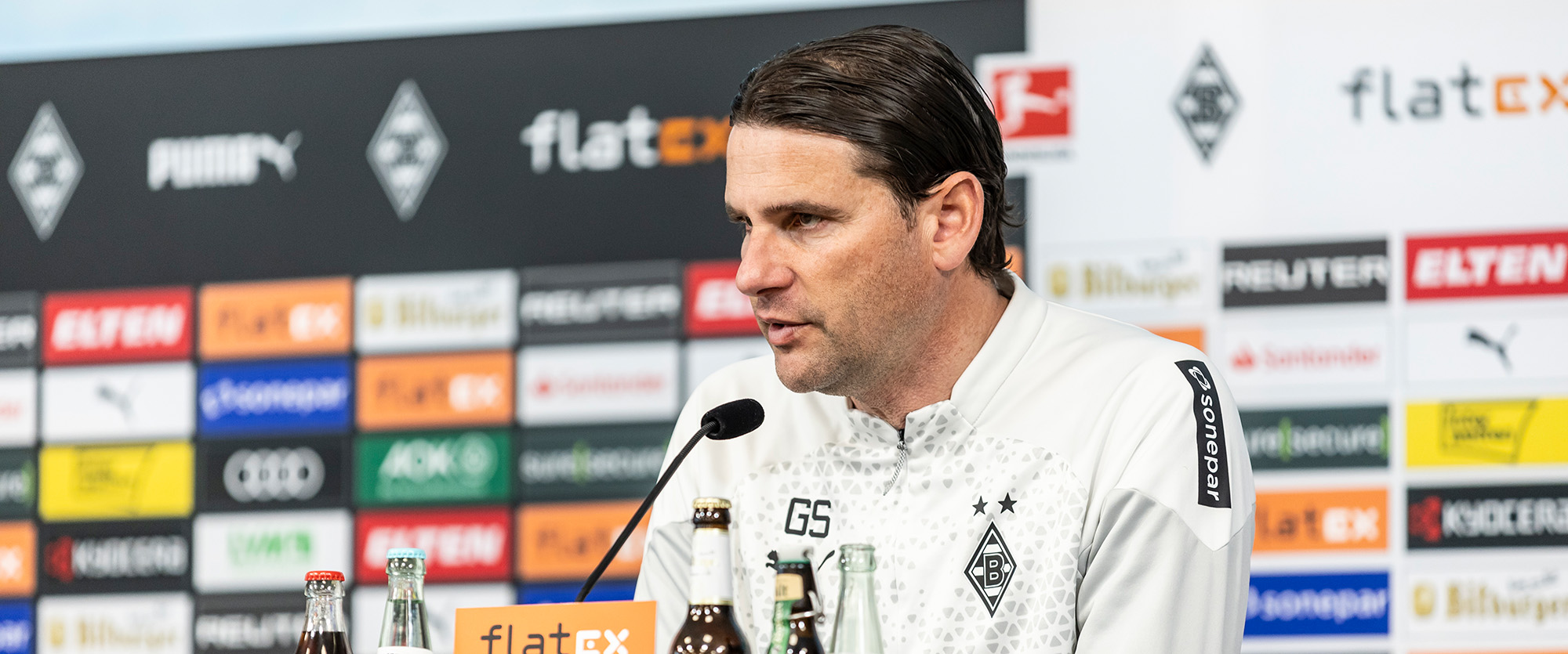 280324_seoane-pressekonferenz-borussia-freiburg-halbprofil-2000x835-1