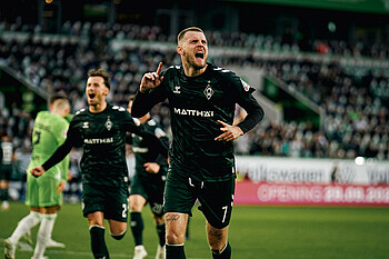 Marvin Ducksch celebrating in front of the away stand.