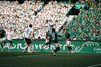 Romano Schmid winning a header against an FCH player.