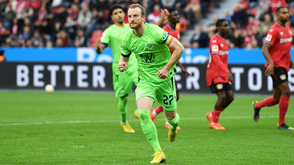 VfL-Wolfsburg-Spieler Maximilian Arnold läuft über den Rasen der Volkswagen Arena.