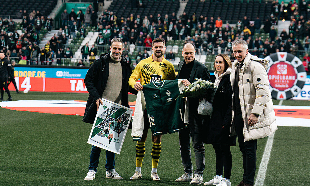 Niclas Füllkrug with the Werder management team.