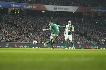 Marvin Ducksch taking a shot.