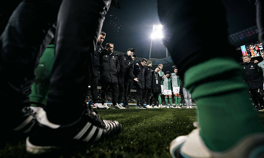 Ole Werner speaking in the huddle.