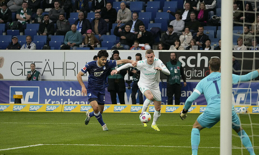 Marvin Ducksch driving towards Baumann's goal.