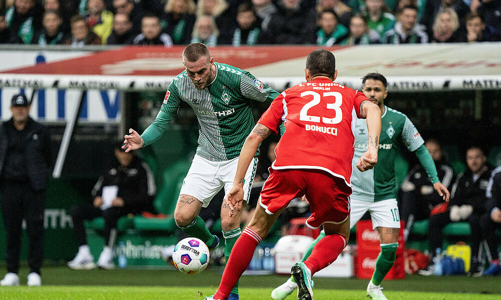 Marvin Ducksch running with the ball towards Bonucci.