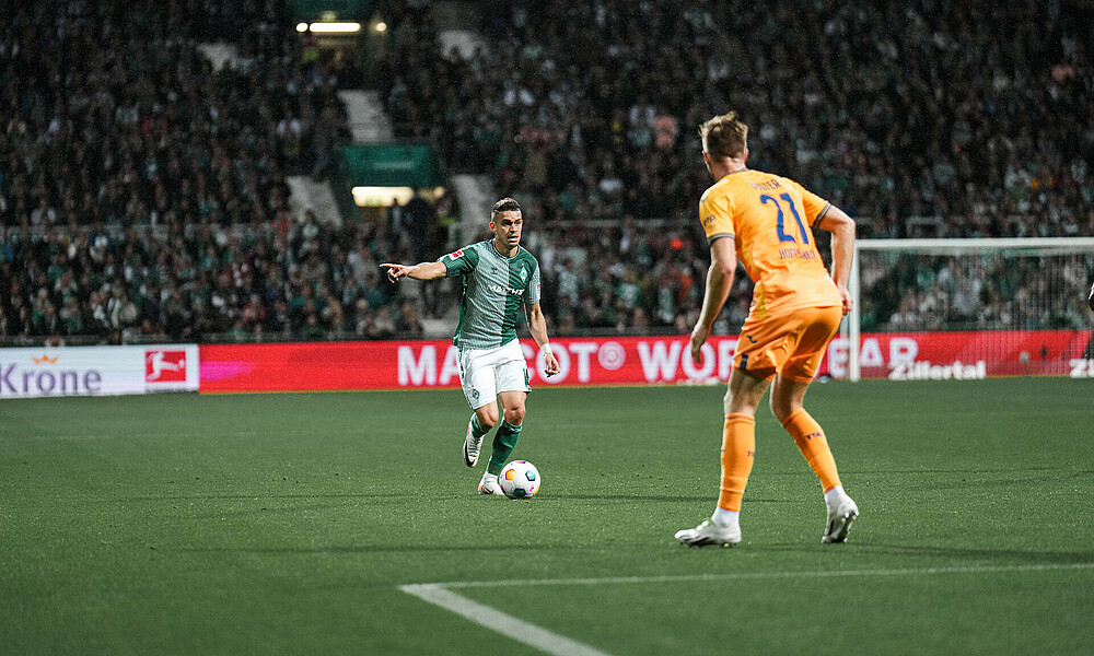 Rafael Borré dribbling with the ball at his feet.