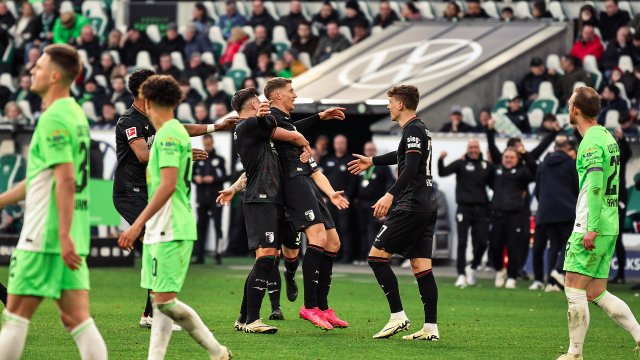 Kristijan Jakić freut sich über seinen Treffer zum 3:1 in Wolfsburg