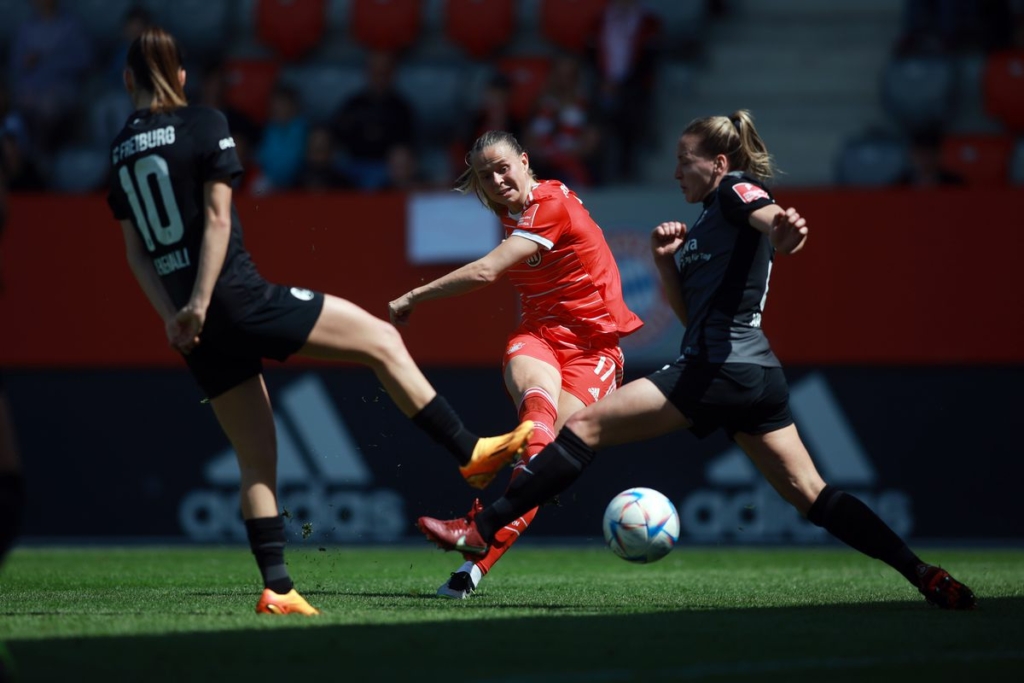 FC Bayern München v Sport-Club Freiburg - FLYERALARM Frauen-Bundesliga