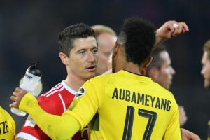 Borussia Dortmund v FC Bayern Muenchen - Bundesliga (Lewandowski, left, embraces Aubameyang, right)
