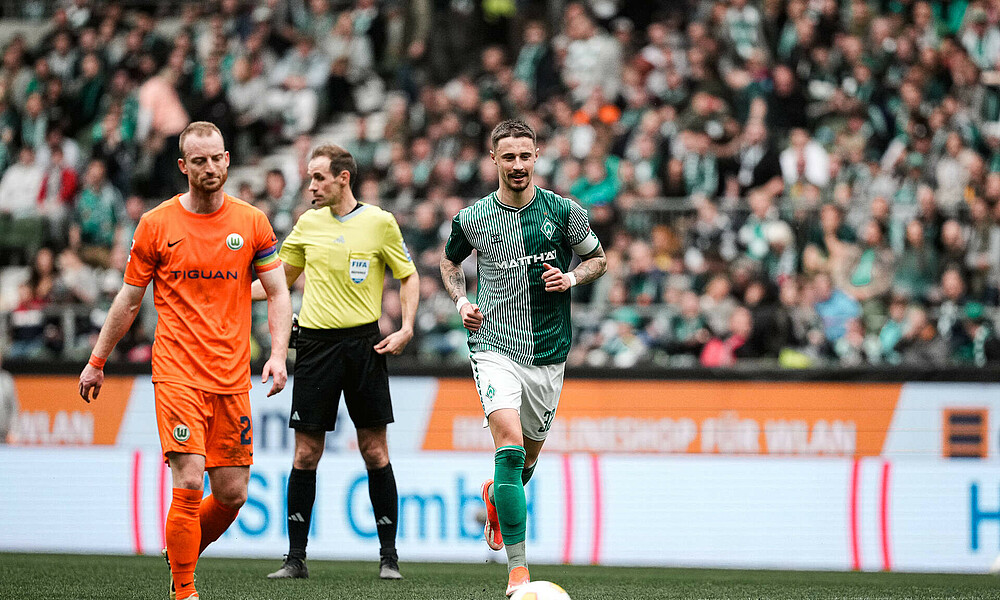 Marco Friedl running on the pitch.