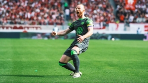 VfL-Wolfsburg-Spieler Maximilian Arnold jubelt.