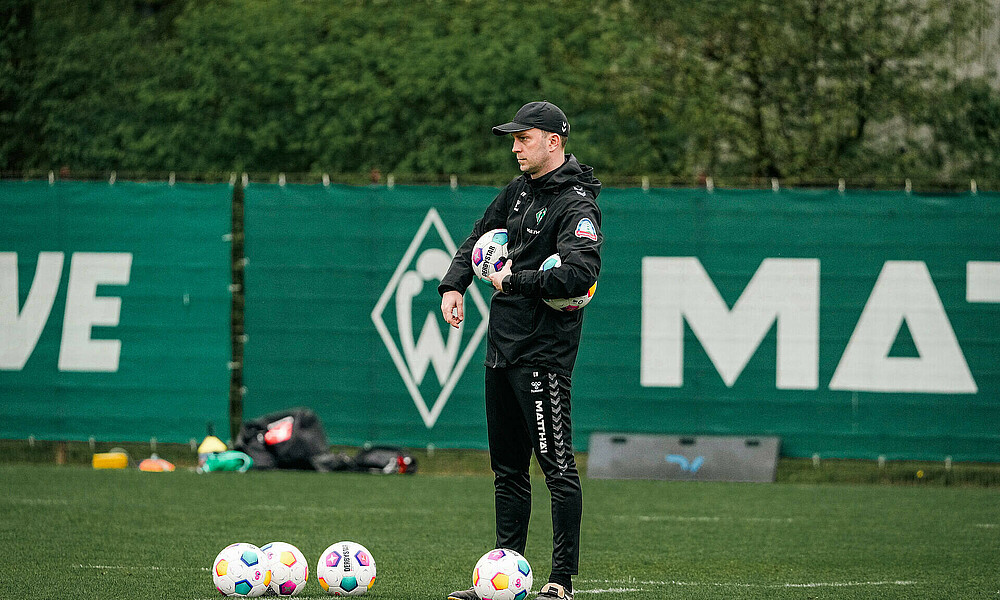 Ole Werner holding the ball at training.